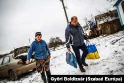 Olekszij Paszjuha, a Vorszkla főszerkesztője az orosz drónok által gyakran támadott északi utcába is kiviszi az újságot egy ott élő előfizetőnek 2025. február 14-én