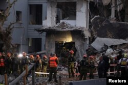 Hitne službe na mjestu udara nakon raketnog napada iz Irana na Izrael, u Tel Avivu, Izrael, 16. juna 2025.