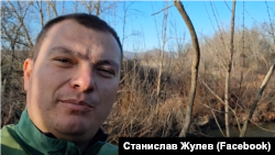 Станислав Жулев снима мястото между селата Борово и Баничан, на което според него е изграден отходен канал, малко преди да бъде пребит от двама мъже, 20 януари 2026 г.