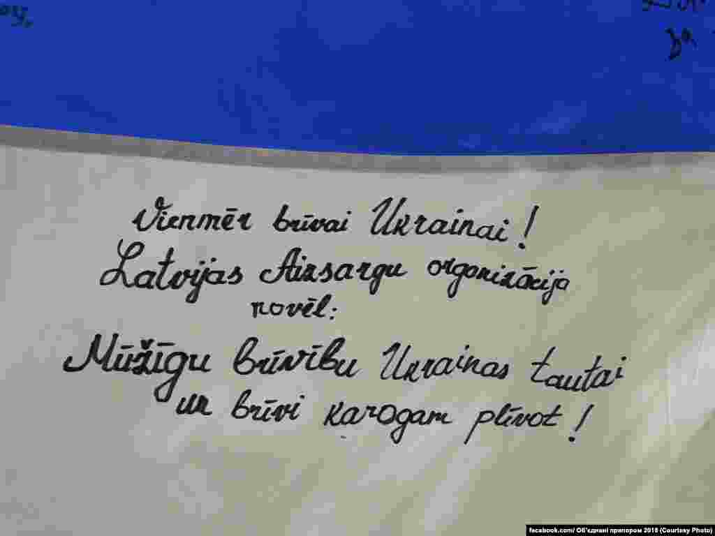 3 серпня в Ризі зустрічали прапор України, який прибув із фінської столиці Гельсінкі від тамтешньої української діаспори. Українці Латвії розписалися на прапорі, сфотографувалися з ним біля пам&rsquo;ятника Тарасу Шевченку та латвійського пам&rsquo;ятника Свободі