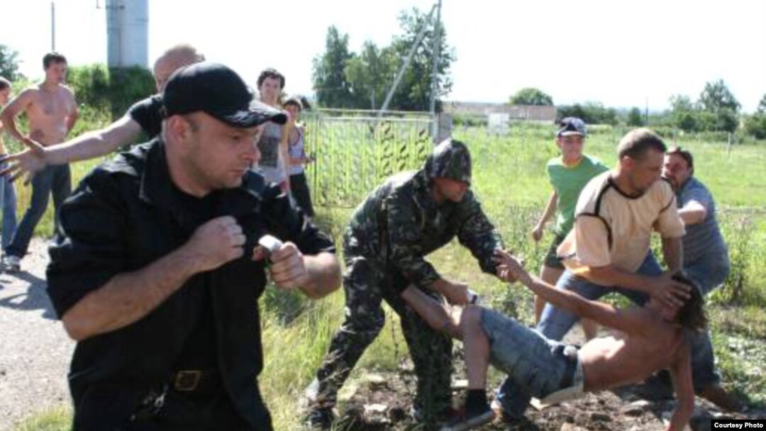 По словам очевидцев, на экологов в Рязанской области напали полтора десятка человек
