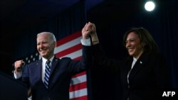 Potpredsjednica SAD Kamala Harris i američki predsjednik Joe Biden drže se za ruke na sastanku Demokratskog nacionalnog komiteta (DNC) 2023. u Filadelfiji, Pensilvanija, 3. februara 2023.