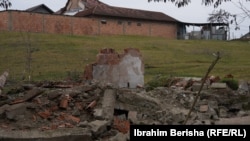 Mbetjet e objektit të shembur që shkaktoi tragjedinë.