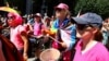 Prikaz Elisabeth mosta tokom prelaska učesnika parade ponosa. 