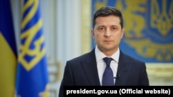 «З 2014 року сини розповідають про війну батькам. І вже не дідусі онукам, а онуки дідусям можуть розповісти про такі речі, як бомбардування або полон», – заявив Володимир Зеленський у зверненні з нагоди Дня перемоги над нацизмом у Другій світовій війні