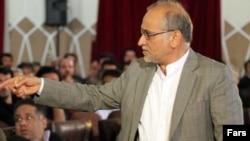 تصویری از حسین مرعشی در جریان درگیری و جنجال در همایش خانه شهر کرمان در اسفند سال ۹۳