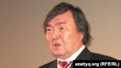 Поэт Олжас Сулейменов. Алматы, 15 ноября 2010 года. 