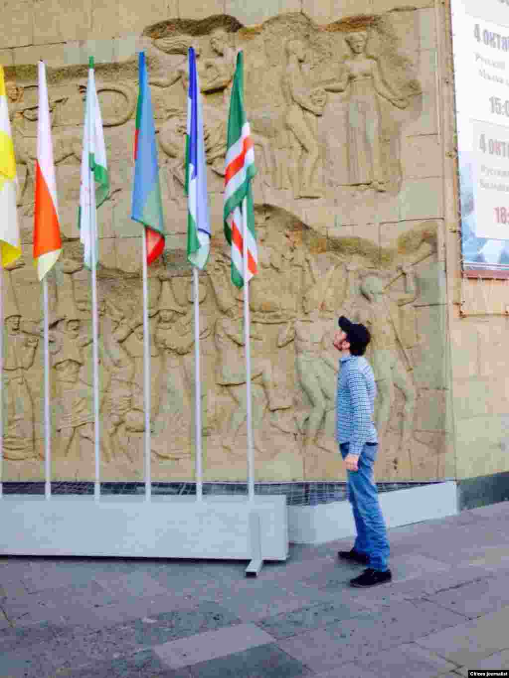 ХIинжа-гIалахь театрийн фестивал дIахьочу хIусаманна хьалха яра хIара байракхаш. Фестивалана Iуналла дечу UNESCO тобано еанера уьш. Къаьсттина шена тIе тидам бохуьйтуш яра нохчийн байракх.&nbsp;