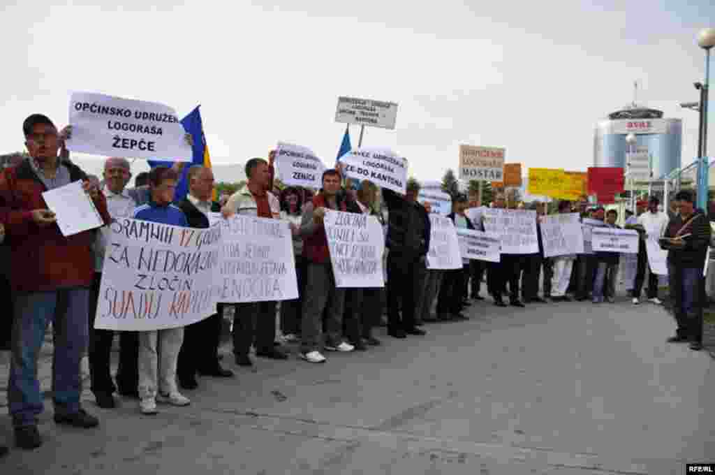 Mirni protesti ispred zgrade UN zbog najavljenog skraćivanja optužnice bivšem lideru bosanskih Srba Radovanu Karadžiću, 16. septemar 2009. Foto: Midhat Poturović