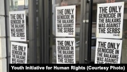 Plakati mržnje na ulazu u prostorije nevladine Inicijative mladih za ljudska prava u Beogradu, 16. mart 2026.