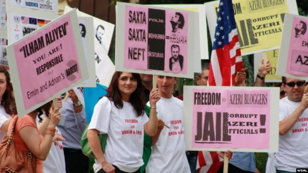 Aksiyada amerikalı azərbaycanlılarla yanaşı, «Sərhədsiz Reportyorlar» Beynəlxalq Jurnalist Təşkilatının Vaşinqtondakı nümayəndəsi, Adnan Hacızadənin təhsil aldığı Riçmond universitetinin məzunları iştirak ediblər