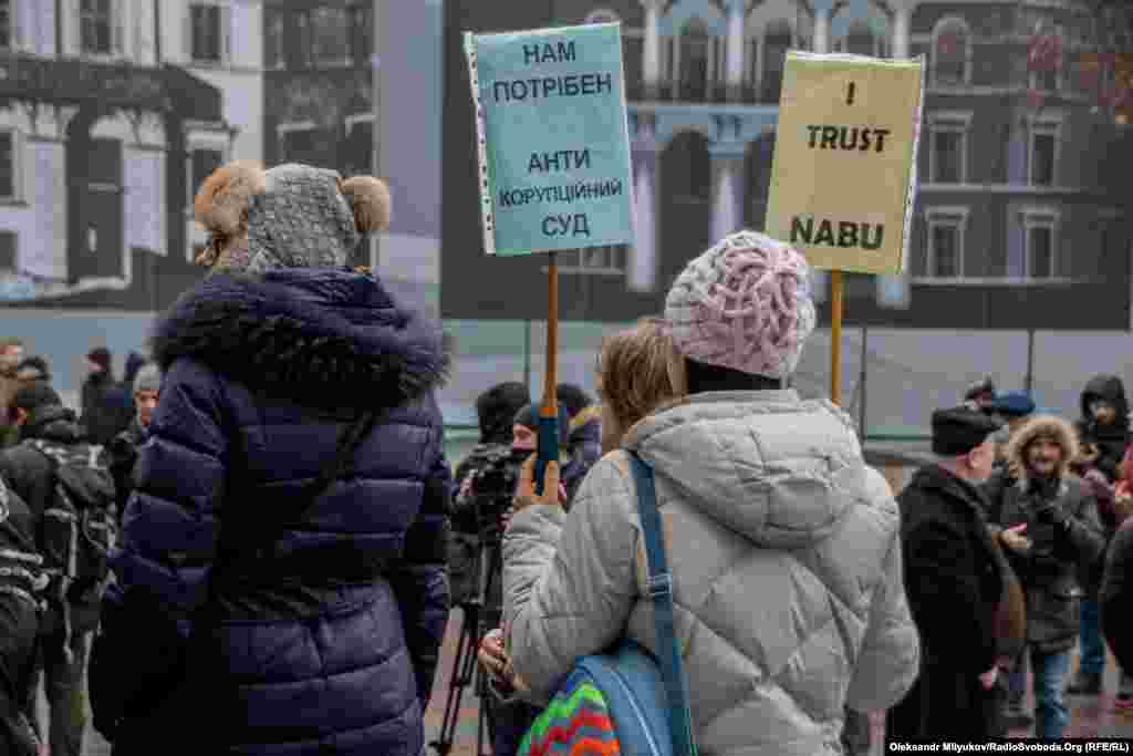 На Думську площу прийшли, зокрема, громадські активісти, представники низки політичних партій, які вимагають відставки Труханова і депутатів