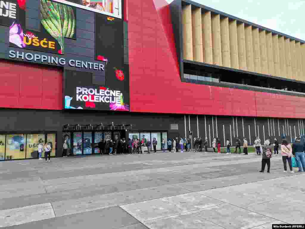 Ispred tržnog centra 6. maja prepodne ljudi su već čekali u redovima na vakcinaciju.