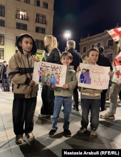 აქცია/მარშის მონაწილეები მთავრობის კანცელარიასთან მივიდნენ, დიუშენის სინდრომის მქონე ბავშვების მხარდასაჭერად