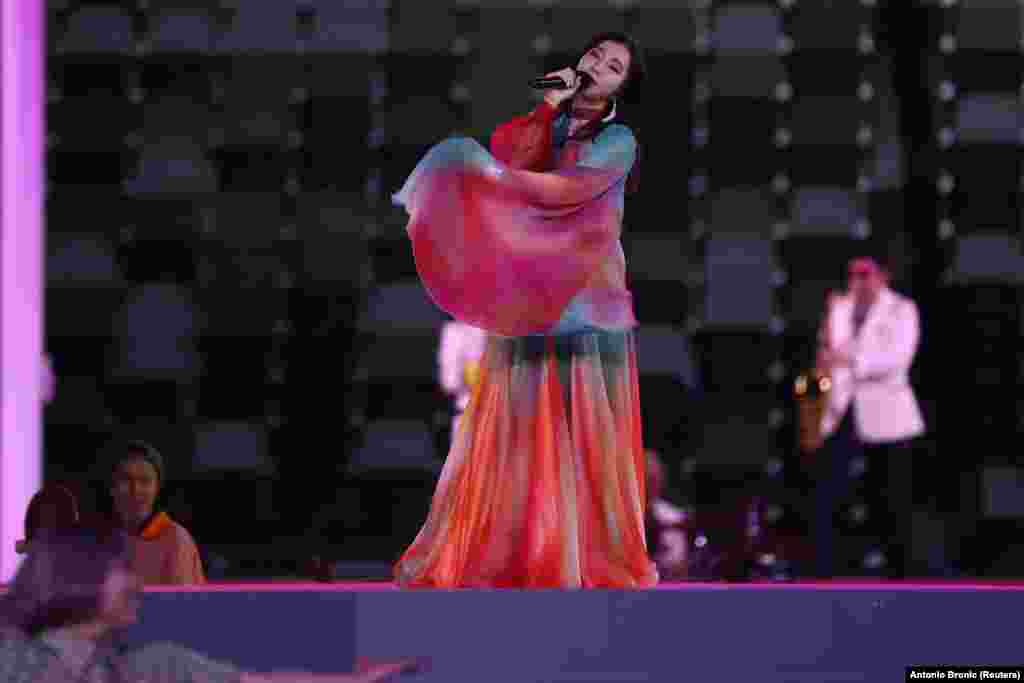Японская певица Милет выступает на церемонии закрытия