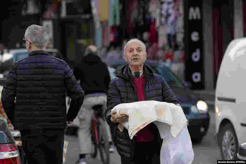 Ky burrë më sa duket nuk mund ta fshehë lumturinë e marrjes së pitalkave të freskëta, të cilat i bart në një tepsi të madhe, para se t’i shijojë për iftar me familje pas një dite agjërimi nga agimi deri në muzg.