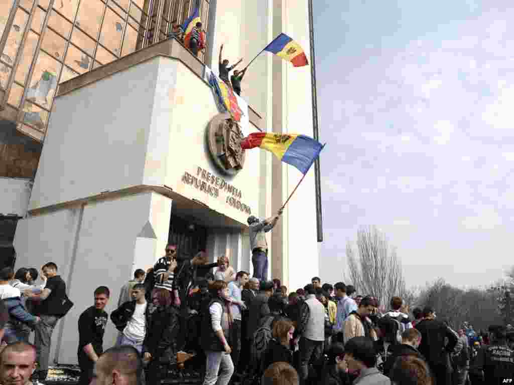 MOLDOVA, REPUBLIC OF, CHISINAU : Protestors storm the presidential building in central Chisinau on April 7, 2009. Over 30 people including both protestors and police were injured in protests against the results of Moldovan legislative elections, the head doctor at Chisinau's emergency hospital said.