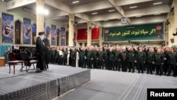 Liderul suprem al Iranului, Ali Khamenei, într-o întâlnire cu comandanții și o parte din membrii Corpului Gărzilor Revoluționare Islamice. Teheran, Iran, 17 august 2023.