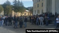 მეშახტეების აქცია ტყიბულის მერიასთან