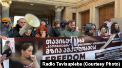 მზია ამაღლობელის მხარდასაჭერად ყოველდღე ტარდება აქციები. დღეს კოლეგებმა ამაღლობელს მოუწოდეს, შეწყვიტოს შიმშილობა.