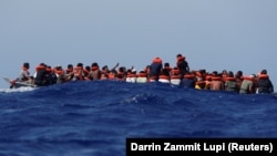 Mintegy 89 migráns egy csónakban várja kimentését az olaszországi Lampedusa szigettől 115 kilométerre, a Földközi-tenger nyugati részén 2021. augusztus 2-án