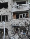 <p>Это фото, сделанное 18 апреля 2025 года, показывает повреждённый жилой дом после ракетного удара в Харькове на фоне российского вторжения в Украину. Photo by SERGEY BOBOK / AFP