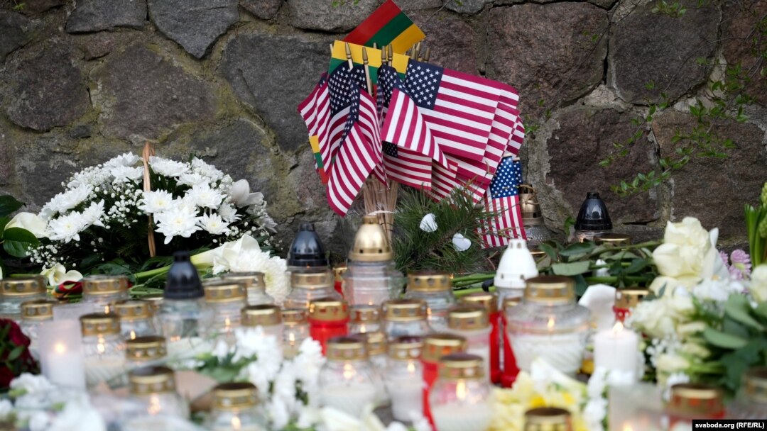Un memorial improvizat în apropiere de ambasada Statelor Unite de la Vilnius în memoria celor patru militari americani decedați în timpul unui exercițiu pe poligonul din apropiere de Pabrade.