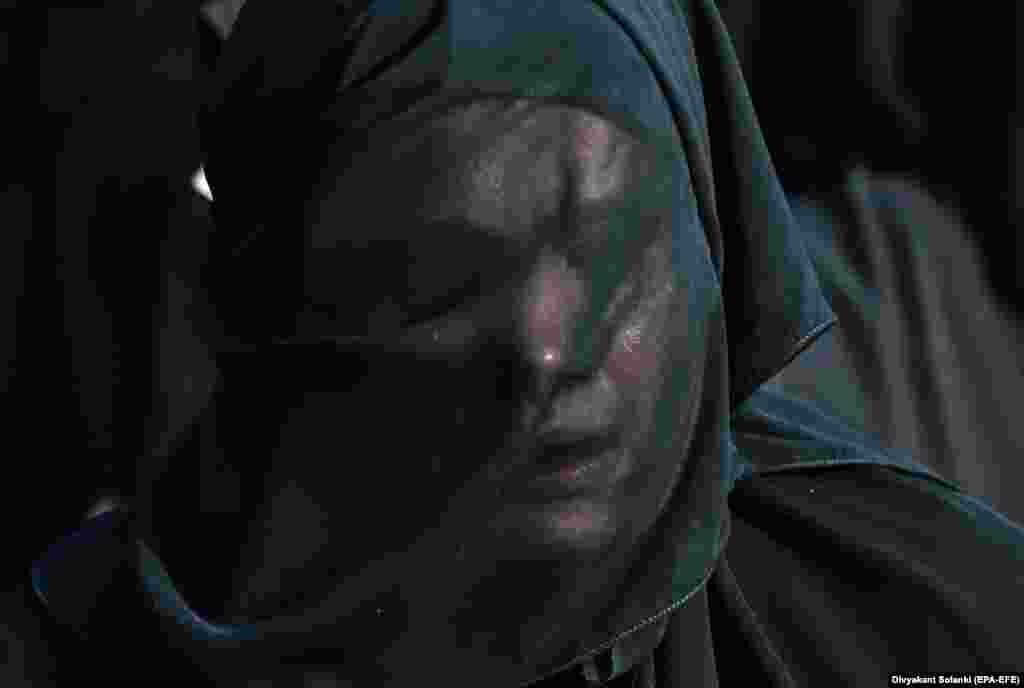 БАНГЛАДЕШ - Најмалку 29 патници загинаа во близина на Дака, откако се превртел траектот со кој патувале, соопштија официјални лица, пренесе АП. Два часа откако траектот се првртел во реката Буриганга, пронајдени биле 15 тела, соопшти Управата за воден сообраќај.