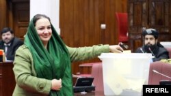 د ولسې جرګې غړې شکریه بارکزی د رایې کارولو پر مهال. 