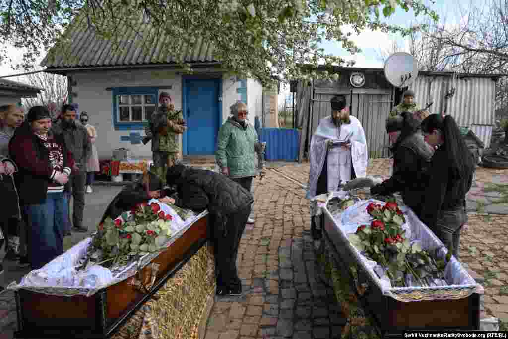 Відспівування Олега і Костянтина Залізняків на подвірʼї рідного дому