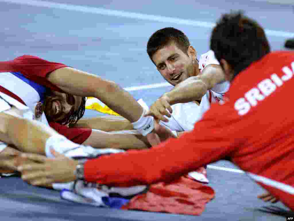 Srbija - Novak Đoković, Janko Tipsarević i Nenad Zimonjić, nakon pobjede nad Češkom, čime su se plasirali za finale Davis Cupa, Beograd, 19.09.2010. Foto: AFP / Andrej Isaković 