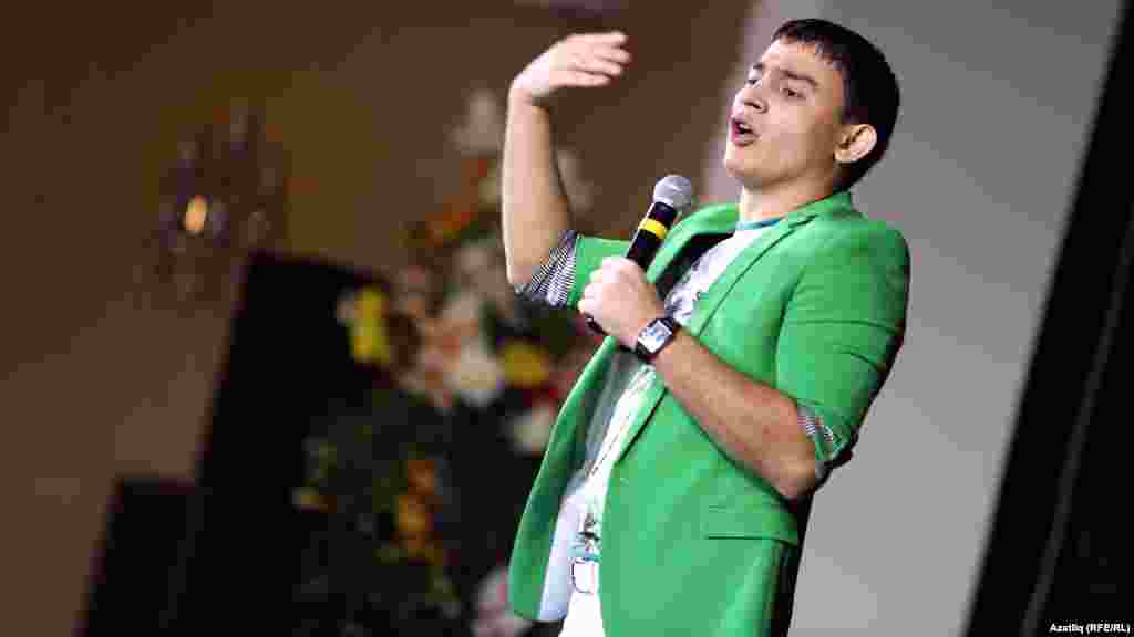 Данир тамашачы белән гел әңгәмәдә булды