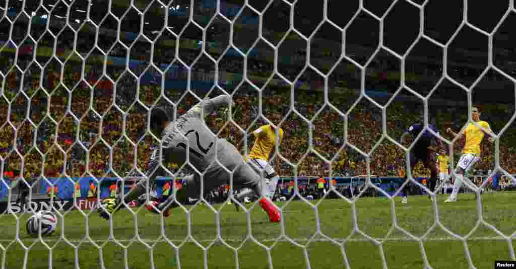 Georginio Wijnaldum of the Netherlands (2nd R) scores his team's third goal past Brazil's goalkeeper Julio Cesar (12) during their 2014 World Cup third-place playoff at the Brasilia national stadium in Brasilia July 12, 2014