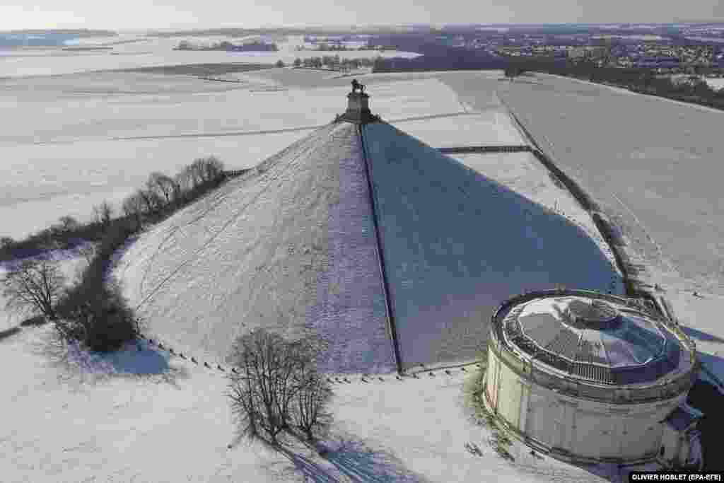 Вигляд із дрону на Курган Лева та Наполеонівське поле битви при Ватерлоо під снігом, Бельгія, 11 лютого 2021 року