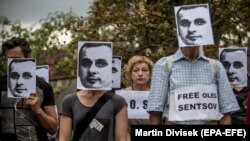 Акция в поддержку Олега Сенцова у российского посольства в Праге