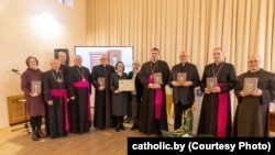 Удзельнікі і госьці прэзэнтацыі перакладу «Пяцікніжжа Майсея» на беларускую мову