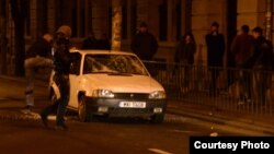 Maşină a poliţiei distrusă de huligani în timpul protestelor din Bucureşti