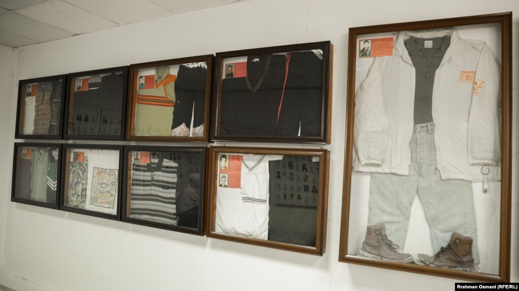 Artefakte të të pagjeturve në muzeun e qytetit në Mitrovicën e Jugut.