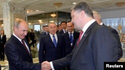 ​Президент Украины Петр Порошенко (справа) и президент России Владимир Путин. Минск, 26 августа 2014 года.