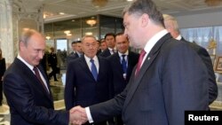 Президент Украины Петр Порошенко (справа) и президент России Владимир Путин (слева) во время встречи в Минске. 26 августа 2014 года.