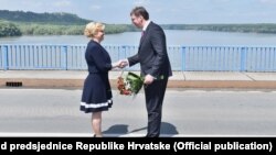 Susret predsjednice Hrvatske Kolinde Grabar Kitarović i premijera Srbije Aleksandra Vučića na mostu na Dunavu, 20. lipnja, 2016.