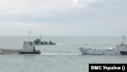 Російські катери Каспійської флотилії під час проходу Азовським морем, 14 квітня 2021 року