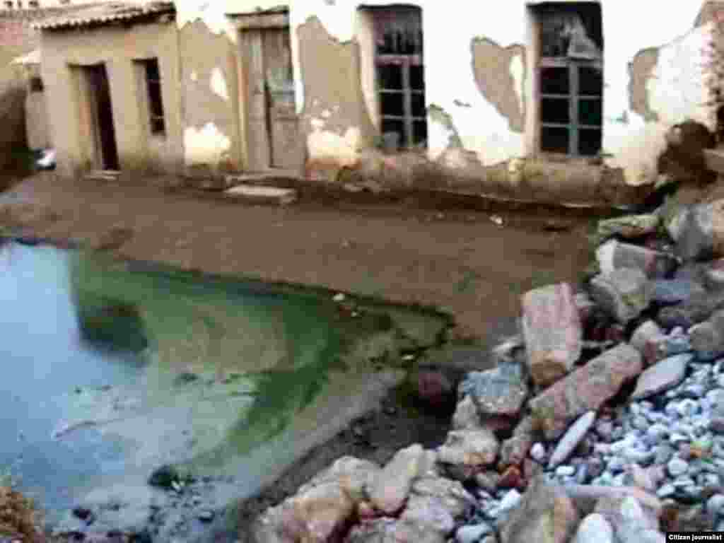 Разбураныя паводкай дамы ў Таджыкістане