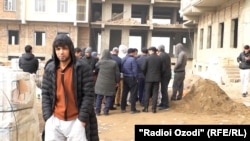 Бинои нимасохта дар шаҳри Душанбе ҷойгир шудааст. 