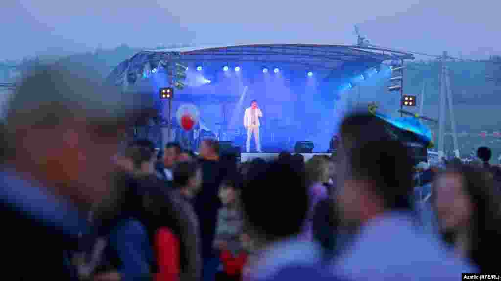 Мингәр авылы Сабантуеның сәхнәләренең берсендә Ришат Төхвәтуллин җырлый