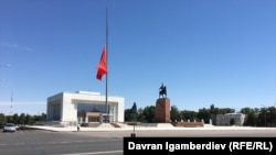 Приспущенный флаг КР на площади в Бишкеке. Архивное фото. 