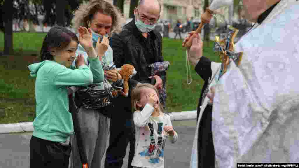 Під час ранкових служб на Великдень кошики зі святковими стравами в київських церквах святили кожні 30 хвилин, щоб запобігти скупченню людей&nbsp;
