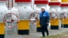 Kremlin Downplays Lukashenka's Gas Threat As Poland Summons Belarus Attaché