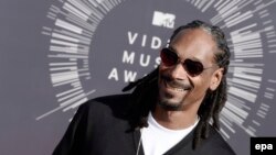 U.S. -- US singer Snoop Dogg arrives on the red carpet for the 31st MTV Video Music Awards at The Forum in Inglewood, California, August 24, 2014