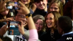 Kamala Harris támogatói gyűrűjében az Erie-ben tartott nagygyűlésen 2024. október 14-én